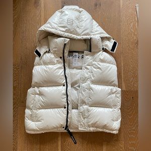 Aritzia Super Puff vest Shorty (cropped) in Birch, Small